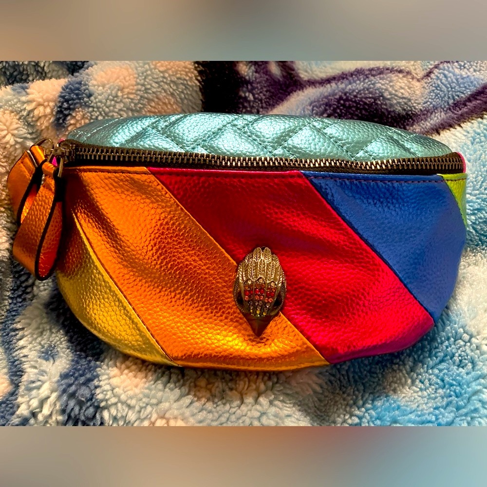 Sleek Black Crossbody Bag with Adjustable Strap and Secure Closure